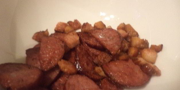 салат из макарон с копченой колбасой и хрустящими крутонами