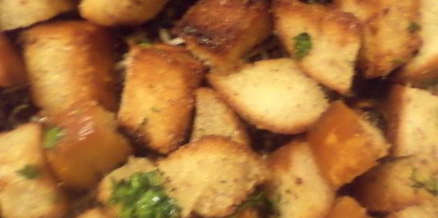 салат из макарон с копченой колбасой и хрустящими крутонами