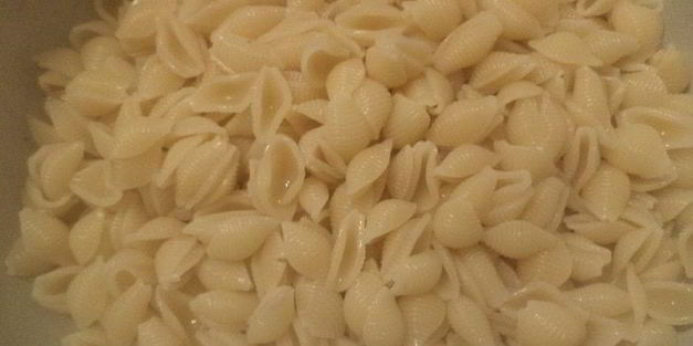 салат из макарон с копченой колбасой и хрустящими крутонами