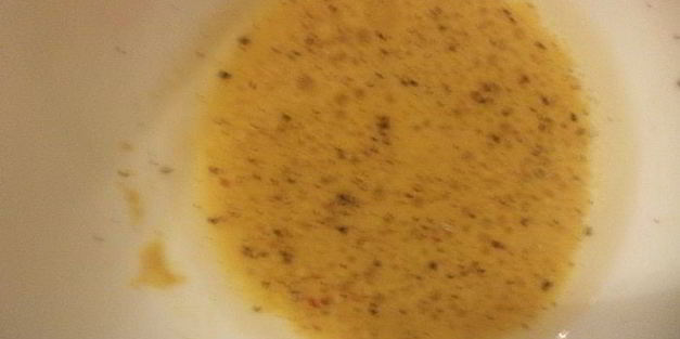 салат из макарон с копченой колбасой и хрустящими крутонами