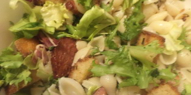 салат из макарон с копченой колбасой и хрустящими крутонами