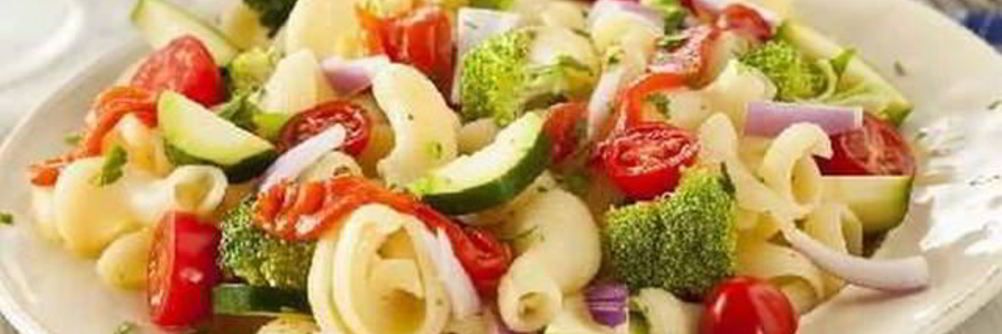 Салат из макарон с овощами