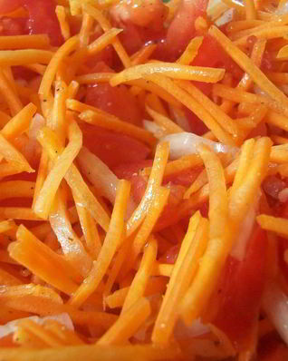 Салат из морковки, помидор и репчатого лука