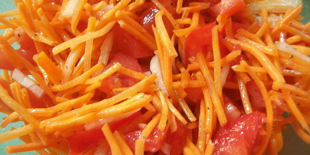 салат из морковки, помидор и репчатого лука