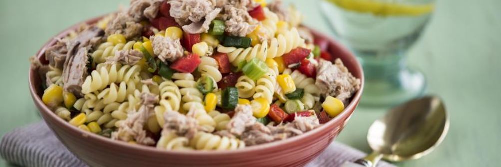 Салат из пасты с тунцом и кукурузой