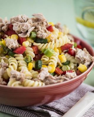 Салат из пасты с тунцом и кукурузой