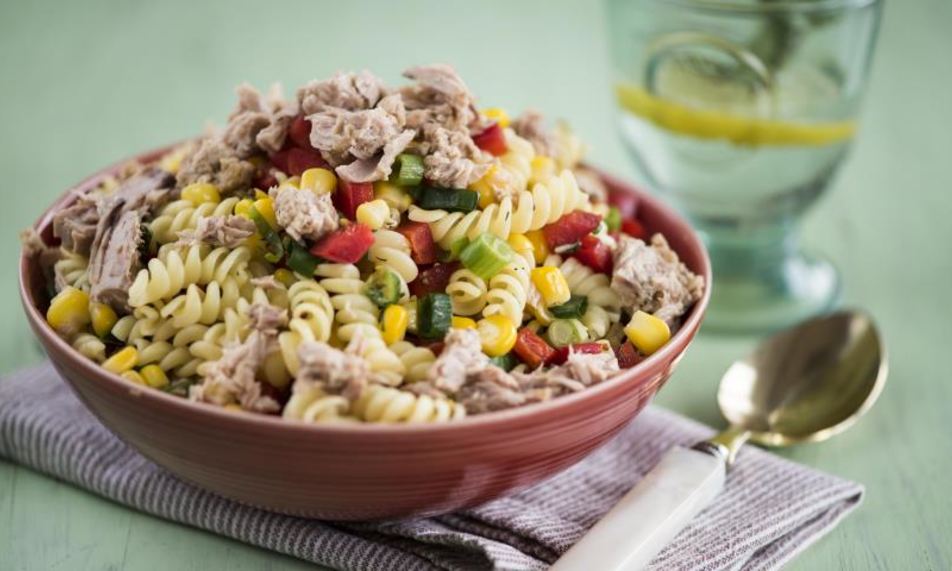 Рецепт салат из пасты с тунцом и кукурузой