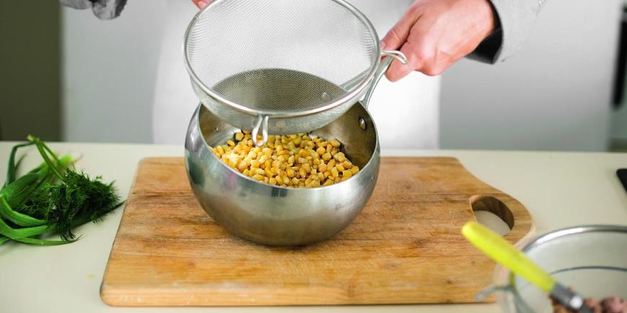 салат из пасты с тунцом и кукурузой