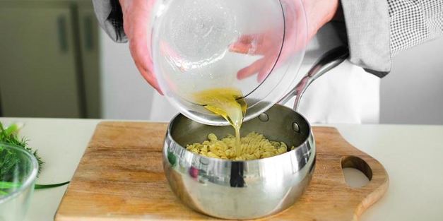 салат из пасты с тунцом и кукурузой