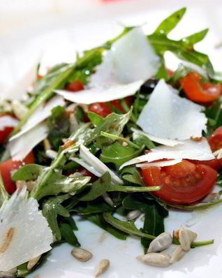 Салат из рукколы и помидорок черри с пармезаном