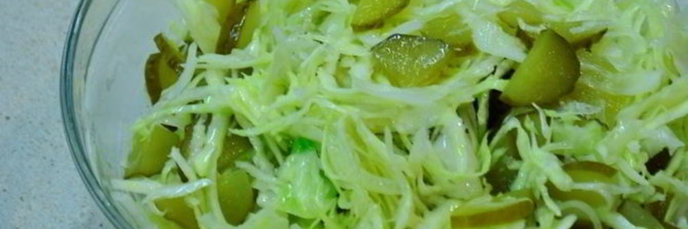Салат из свежей капусты и соленых огурцов