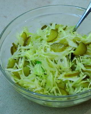 Салат из свежей капусты и соленых огурцов
