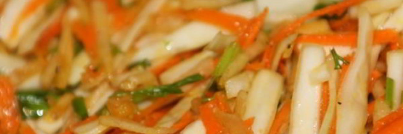 Салат из свежей капусты с яблоком и морковью