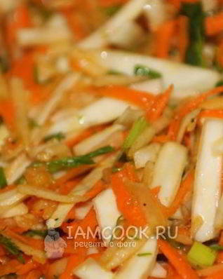 Салат из свежей капусты с яблоком и морковью