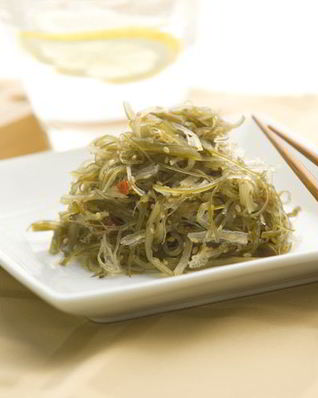 Салат из водорослей вакаме