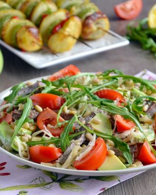 Салат из запеченной говядины с авокадо и рукколой