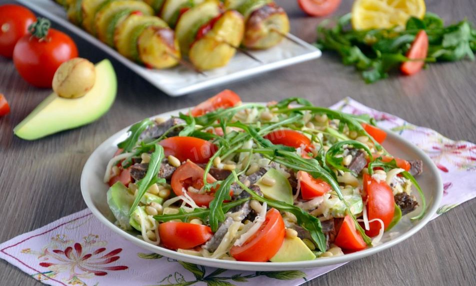 Рецепт салат из запеченной говядины с авокадо и рукколой