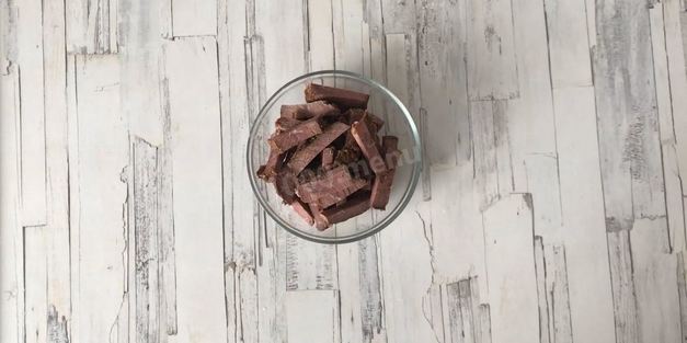 салат из запеченной говядины с авокадо и рукколой