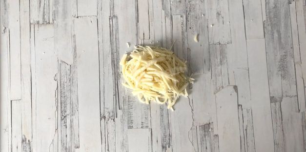 салат из запеченной говядины с авокадо и рукколой