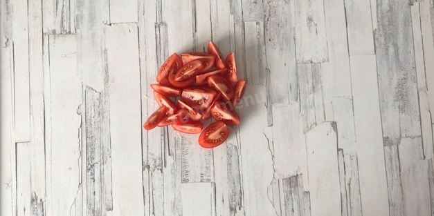 салат из запеченной говядины с авокадо и рукколой