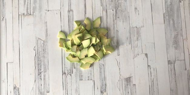 салат из запеченной говядины с авокадо и рукколой