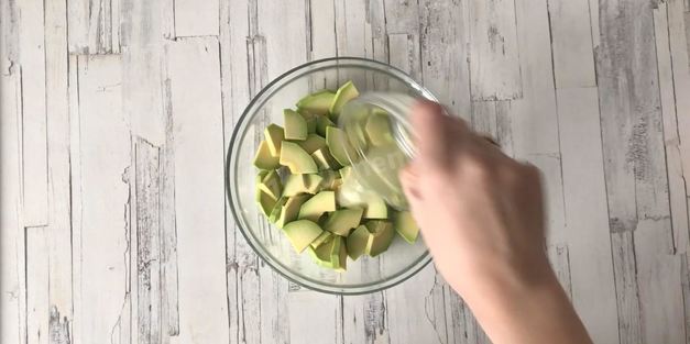 салат из запеченной говядины с авокадо и рукколой