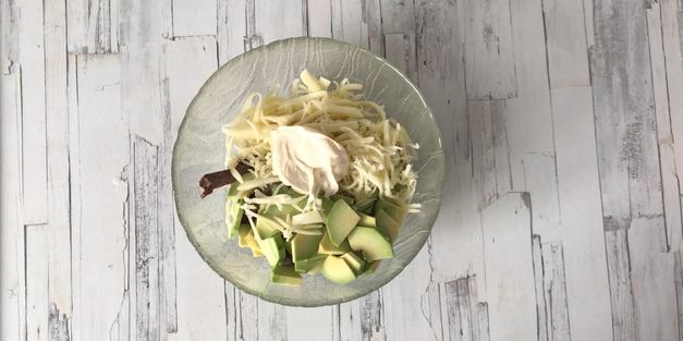 салат из запеченной говядины с авокадо и рукколой