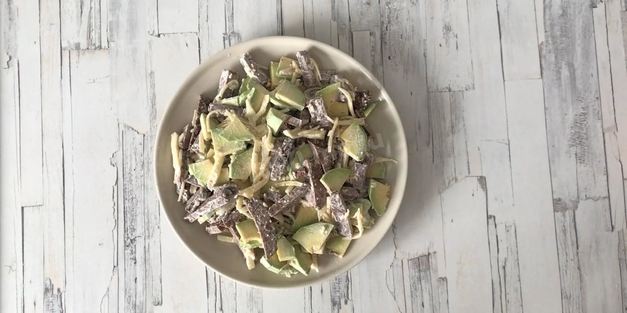 салат из запеченной говядины с авокадо и рукколой