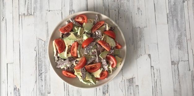 салат из запеченной говядины с авокадо и рукколой