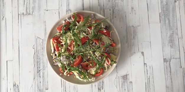 салат из запеченной говядины с авокадо и рукколой