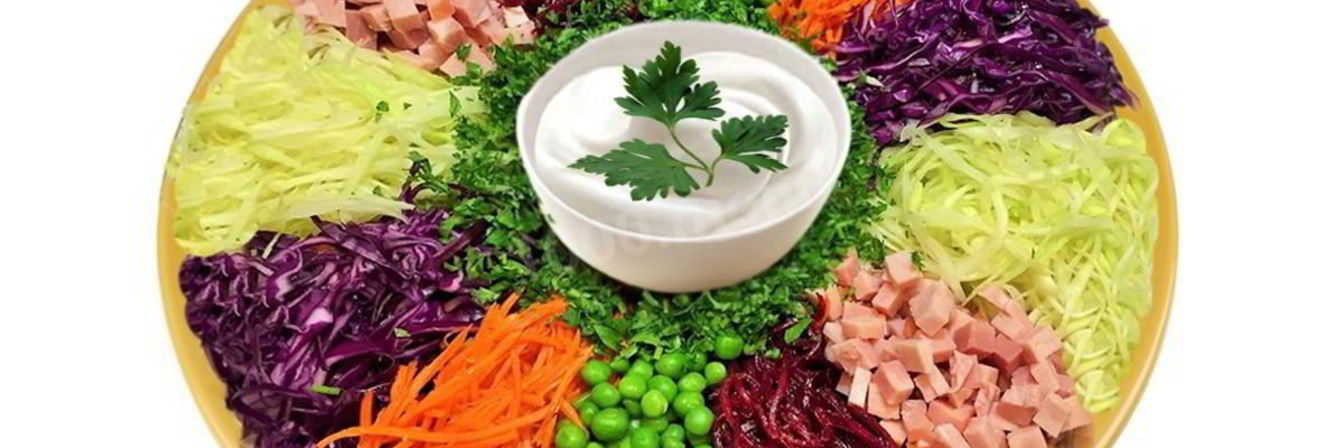 Салат козел с овощами и колбасой