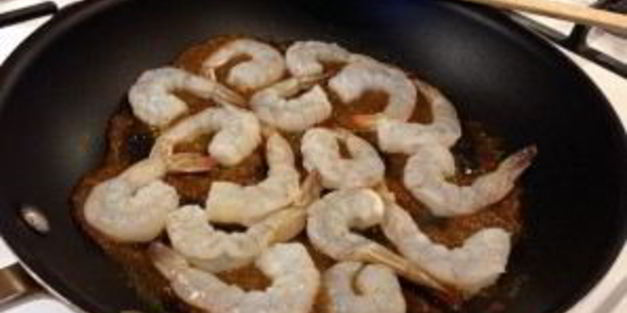 салат нежность с креветками и ананасом