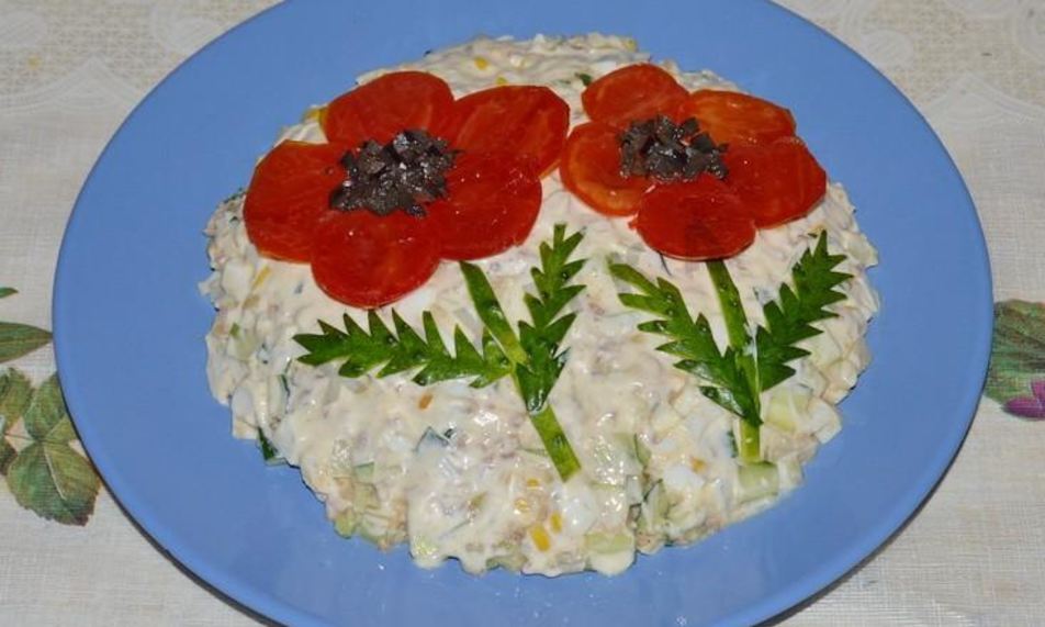 Рецепт салат печень трески с огурцами и яйцами классический