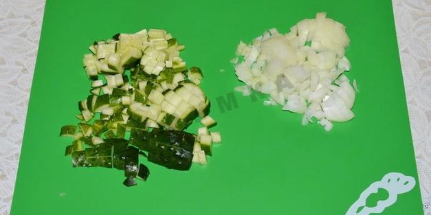 салат печень трески с огурцами и яйцами классический