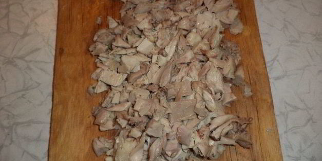 салат праздничный с черносливом, курицей и грибами