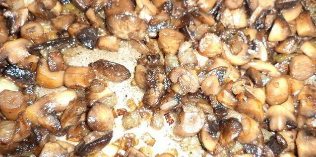 салат праздничный с черносливом, курицей и грибами