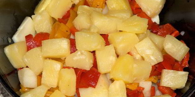 салат с ананасами и курицей