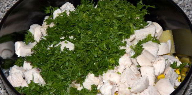 салат с ананасами и курицей