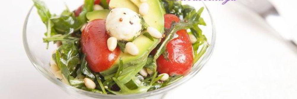 Салат с авокадо и моцареллой