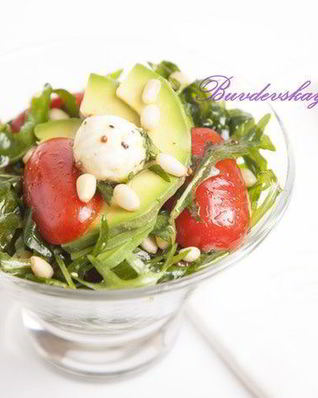 Салат с авокадо и моцареллой