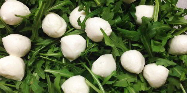 салат с авокадо и моцареллой