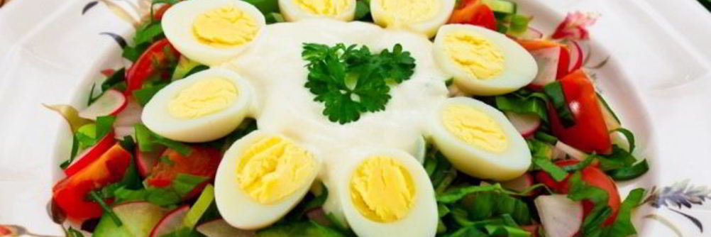 Салат с черемшой и овощами