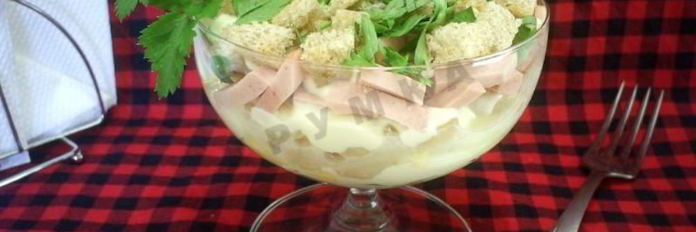 Салат с фасолью, сухариками и колбасой