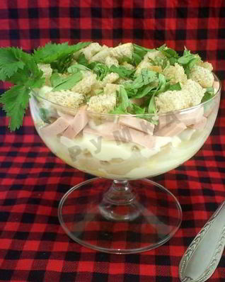 Салат с фасолью, сухариками и колбасой