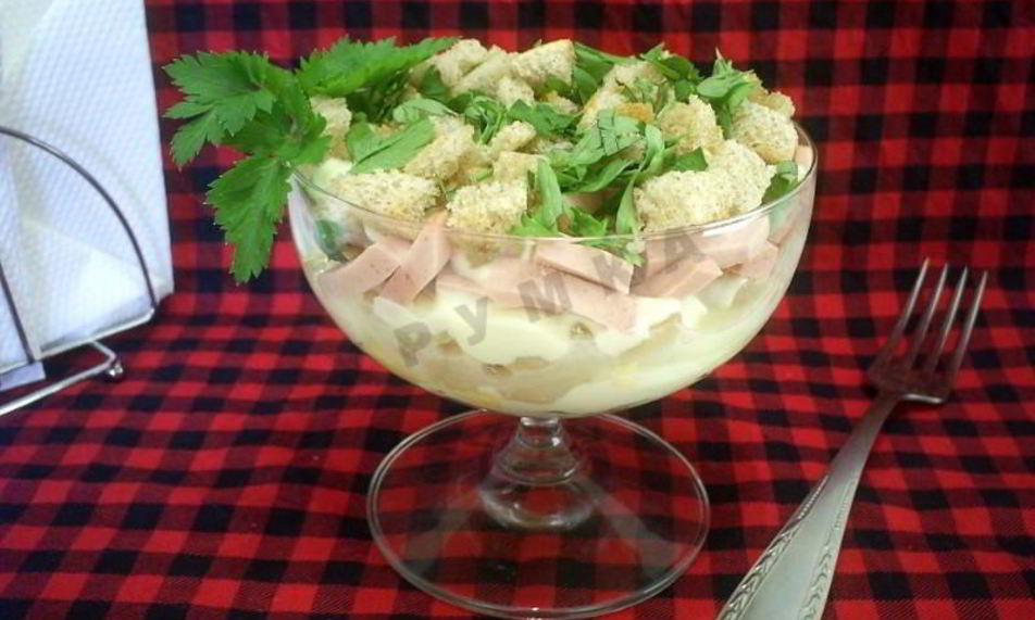 Рецепт салат с фасолью, сухариками и колбасой