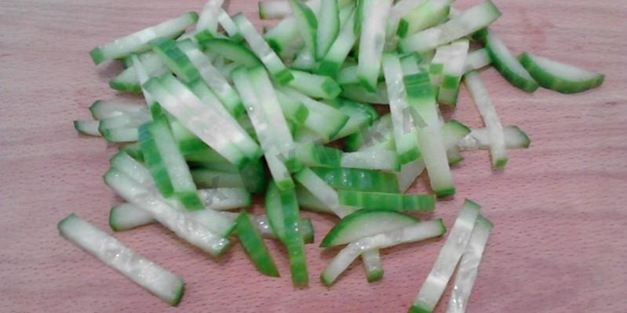 салат с фасолью, сухариками и колбасой