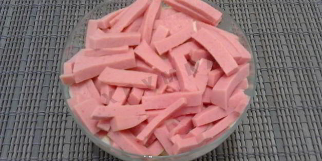 салат с фасолью, сухариками и колбасой