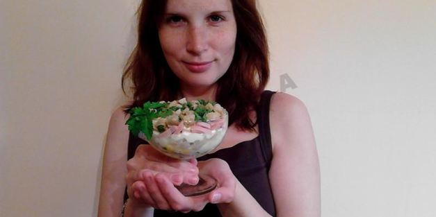 салат с фасолью, сухариками и колбасой