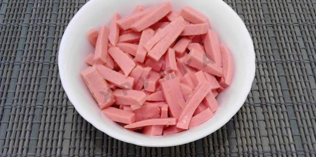 салат с фасолью, сухариками и колбасой