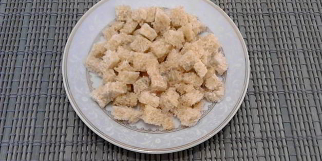 салат с фасолью, сухариками и колбасой